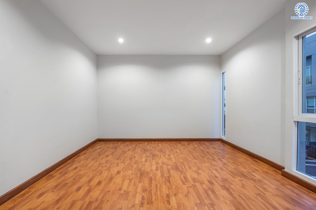 บ้านมือสองตกแต่งใหม่ ม.พาทิโอ แจ้งวัฒนะ-เมืองทอง ใจกลางเมืองทองธานี พร้อมสิ่งอำนวยความสะดวกครบครัน ใกล้ทะเลสาบเมืองทอง หลังใหญ่ 3 ชั้น บนเนื้อที่ 22 ตร.ว. ฟังก์ชัน พร้อม 3 ห้องนอน 3 ห้องน้ำ บนทำเลเชื่อมต่อ ถ.ติวานนท์, ถ.แจ้งวัฒนะ ใกล้ทางด่วน "เมืองทอง"...